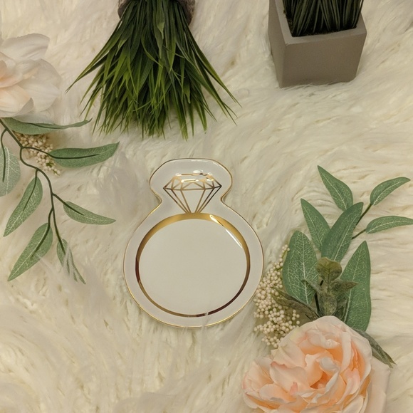 Jewelry - Engagement Ring Dish